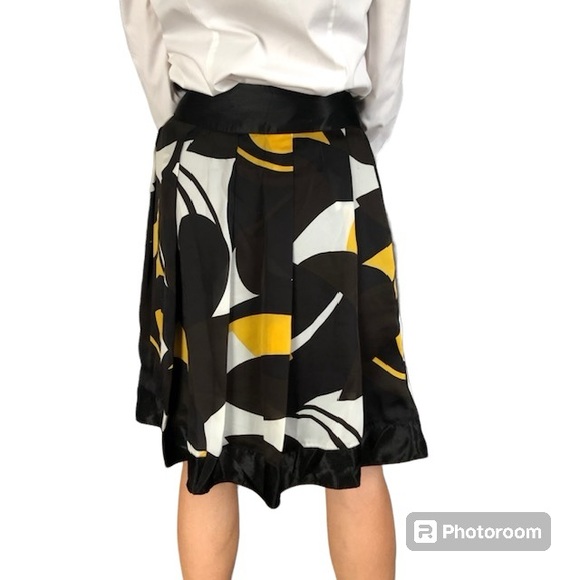 Nygard black gold & white silky flat pleated skirt size 6 100% polyester - Picture 2 of 6